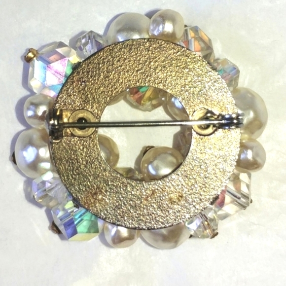 AURORA BOREALIS CRYSTAL & FAUX PEARL VINTAGE CIRCLE PIN - Picture 3 of 6